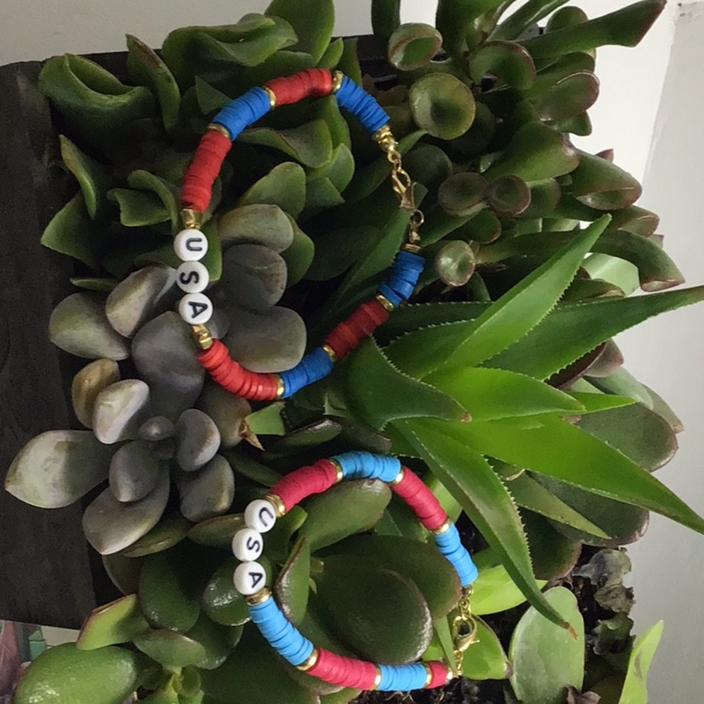 This clay bead bracelet is for the 4th of July this year it has the color ❤️💙
